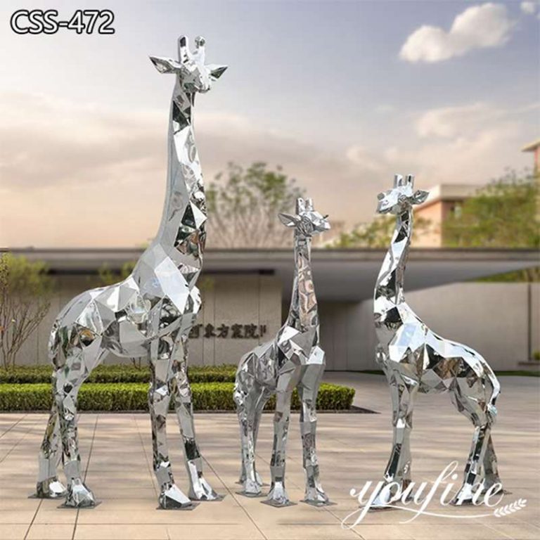 metal giraffe sculpture